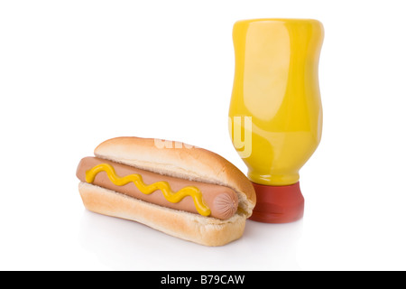 Senf Hotdog und eine Senf Flasche isoliert auf weißem Hintergrund Stockfoto
