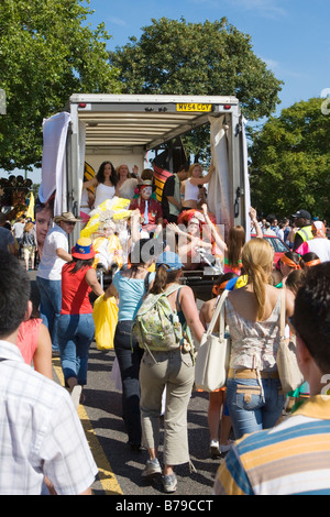 Darsteller in einer street Parade in London ruht auf der Rückseite eines LKWs nach den wichtigsten Prozession Stockfoto