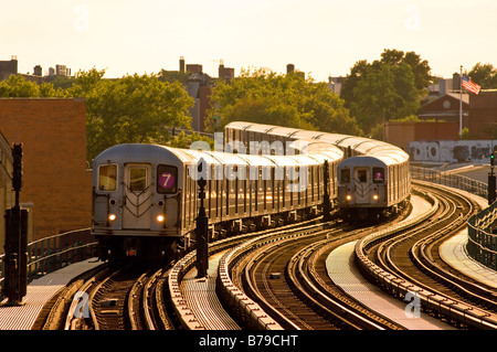 Die Zahl 7 erhöhte u-Bahn in Queens, New York City. Stockfoto