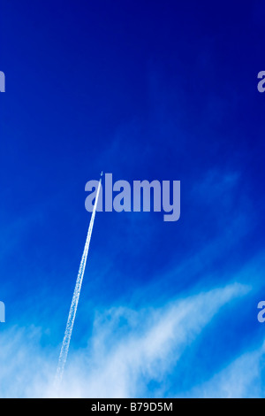 Flugzeug aus den Wolken am blauen Himmel fliegen Stockfoto