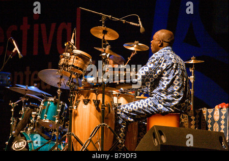 LEKAN BABALOLA spielt Congas für CASSANDRA WILSON an der 51. MONTEREY JAZZ FESTIVAL MONTEREY CALIFORNIA Stockfoto