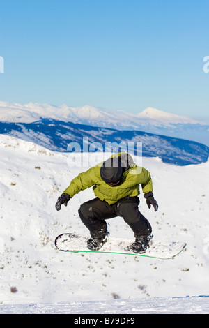 junge Snowboarden gefangen im Sprung Stockfoto