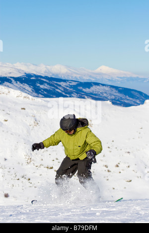 junge Snowboarden gefangen im Sprung Stockfoto