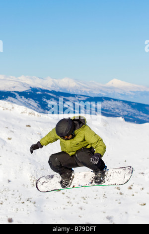 junge Snowboarden gefangen im Sprung Stockfoto