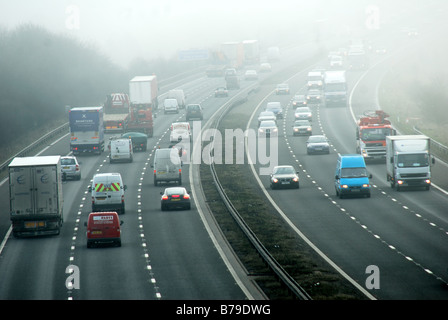 Im Nebel Autobahn fahren. Stockfoto