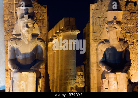 Luxor-Tempel, Luxor, Ägypten. Ersten Pylon, Kolosse von Ramses II, Dämmerung Stockfoto