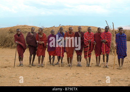 Maasai Stämmen einen traditionellen Tanz durchführen Stockfoto