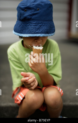 Sechs Jahre alter Junge, Eis essen Stockfoto