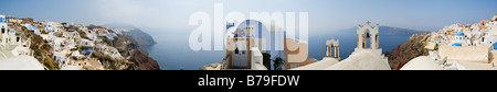 Mehr als 180 Grad Panorama Dorf Oia und spektakuläre Caldera, die rund um die schöne Insel Santorini, Griechenland Stockfoto