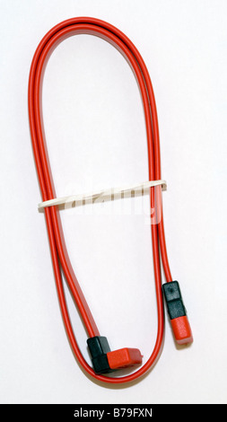 Dies ist ein SATA-Kabel auf einem weißen Hintergrund, zur Verbindung von Komponenten wie Festplatten und cd/dvd-Laufwerke in Computern. Stockfoto
