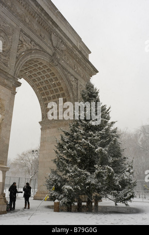 New York NY 19. Dezember 2008 Washington Square Park Weihnachtsbaum im Schnee Sturm © Stacy Walsh Rosenstock/Alamy Stockfoto
