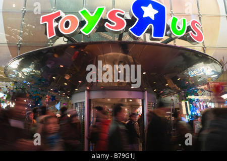 New York NY 19. Dezember 2008 Weihnachts-Einkäufer außerhalb der Times Square Toys R uns © Stacy Walsh Rosenstock/Alamy Stockfoto