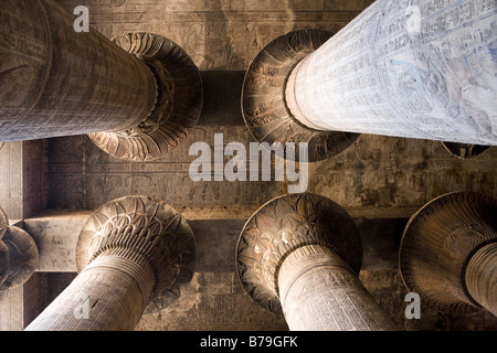 Nach oben an der Decke durch die Spalten in der Säulenhalle im Tempel des Chnum in Esna, Ägypten Stockfoto