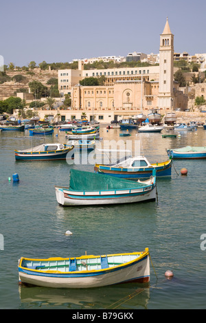 Sankt-Anna Kirche und Marsascala Hafen, Marsascala, Malta Stockfoto