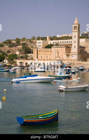 Sankt-Anna Kirche und Marsascala Hafen, Marsascala, Malta Stockfoto