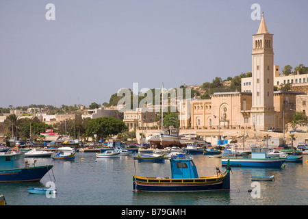 Sankt-Anna Kirche und Marsascala Hafen, Marsascala, Malta Stockfoto