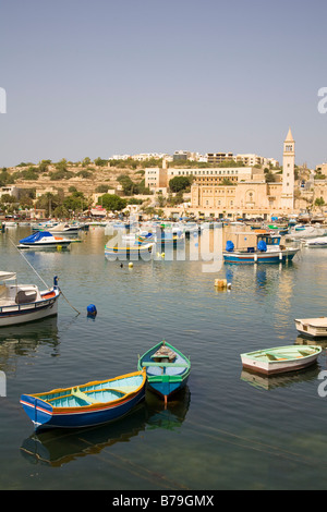 Sankt-Anna Kirche und Marsascala Hafen, Marsascala, Malta Stockfoto