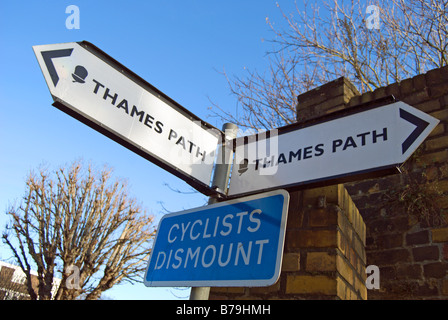 zwei Zeichen für die Thames Path und ein Radfahrer absteigen Zeichen in Hammersmith, West London, england Stockfoto