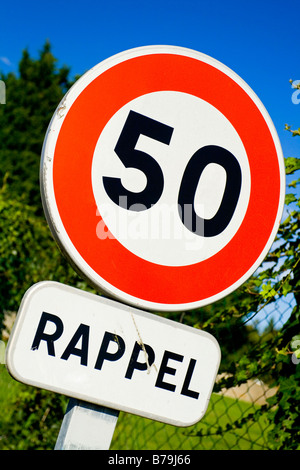 Französische Straßenschild 50 km pro Stunde Höchstgeschwindigkeit Stockfoto