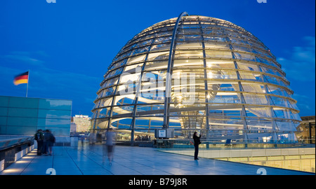 Glaskuppel auf dem Dach des Reichstags in Berlin abends beleuchtet Stockfoto