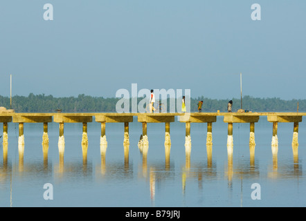 Menschen am Steg Tendaba Camp Gambia Stockfoto