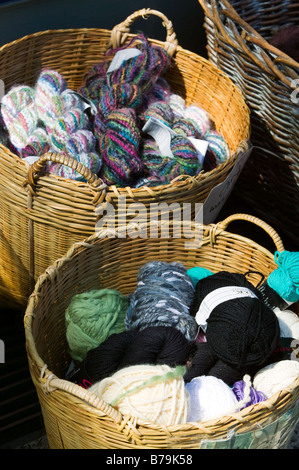 Farbigen Garnen in einem Korb für Stricken oder häkeln. Stockfoto