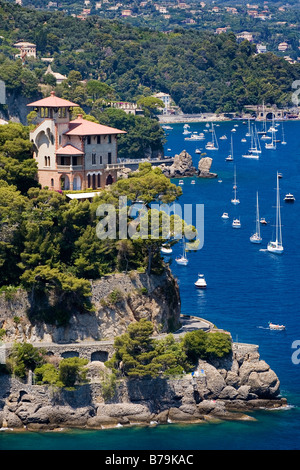 Villa am Meer mit Yachten in Portofino, Ligurien, Italien, Stockfoto