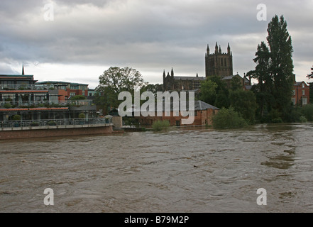 Hereford Kathedrale mit Blick auf einen überfluteten Fluss Wye Stockfoto