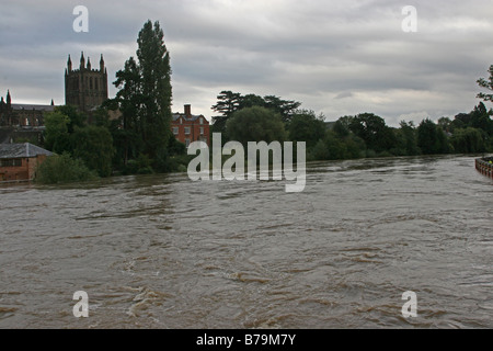 Hereford Kathedrale mit Blick auf einen überfluteten Fluss Wye Stockfoto