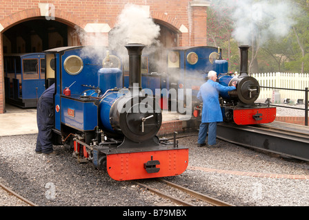 Zwei der Dampfmaschinen vorbereiten, die auf dem Exbury Gardens Eisenbahn in Hampshire, England arbeiten. Stockfoto
