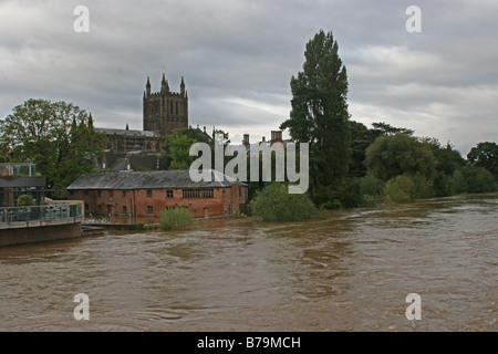 Hereford Kathedrale mit Blick auf einen überfluteten Fluss Wye Stockfoto