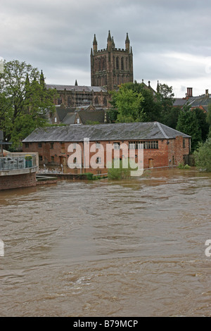 Hereford Kathedrale mit Blick auf einen überfluteten Fluss Wye Stockfoto