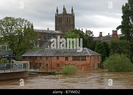 Hereford Kathedrale mit Blick auf einen überfluteten Fluss Wye Stockfoto