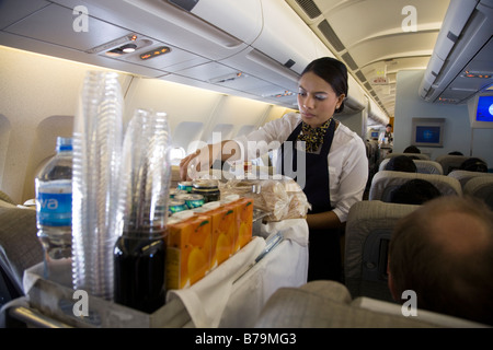 Flugbegleiter / air Stewardess serviert Getränke für Passagiere aus einem Trolley Wagen während des Fluges (45) Stockfoto