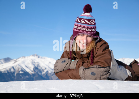 Junge Frau liegend auf Schnee Textfreiraum Stockfoto