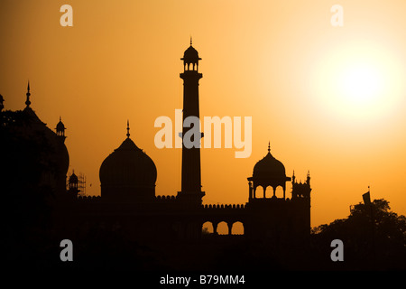 Sonnenuntergang über der Jama Masjid in Delhi, Indien. Die Jama Masjid ist die größte Moschee in Indien und wurde von Shah Jahan beauftragt. Stockfoto