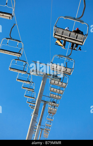 Menschen am Skilift Low angle Ansicht Stockfoto