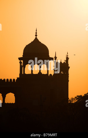 Sonnenuntergang über der Jama Masjid in Delhi, Indien. Die Jama Masjid ist die größte Moschee in Indien und wurde von Shah Jahan beauftragt. Stockfoto