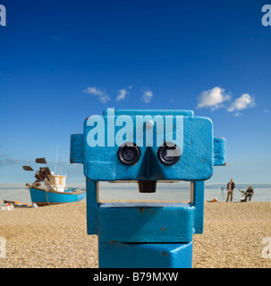 Eine Pay scheint Anzeigen von Strand-Teleskop in Aldeburgh überrascht durch die Tätigkeit der lokalen Künstler skizzieren einen vertrauten Gegenstand Stockfoto