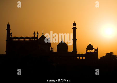 Sonnenuntergang über der Jama Masjid in Delhi, Indien. Die Jama Masjid ist die größte Moschee in Indien und wurde von Shah Jahan beauftragt. Stockfoto