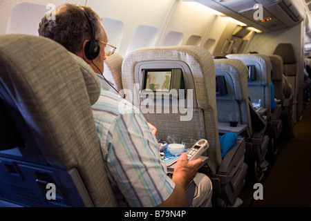 Passagier in Flug Unterhaltung während des Fluges nach Bahrain von London zu beobachten. (45) Stockfoto