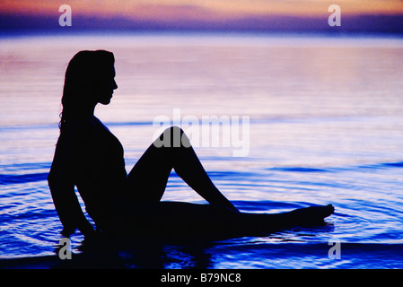 Frau am Strand, im Wasser am Ozean Verlegung des edge, Silloutte, South Beach, Miami Stockfoto