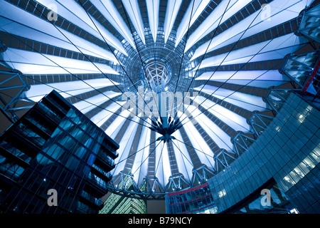 Potsdamer Platz bei Nacht. Dach des Sony Centers. Berlin, Deutschland. Stockfoto