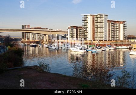 River Ely Marina in Cardiff Bay Wales, Großbritannien, mit modernen Apartments am Fluss, die neben Booten in Wohngebäuden an den Flüssen liegen Stockfoto