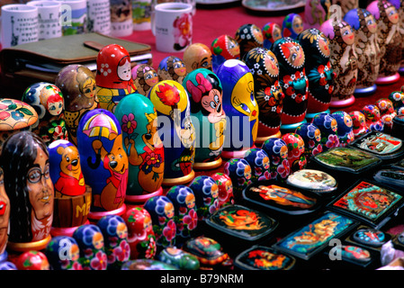 Matroschka Puppen auch bekannt als russische verschachtelte Puppe zum Verkauf auf einem Flohmarkt in der Nähe von Alexander Nevsky Cathedral in Sofia, Bulgarien. Stockfoto