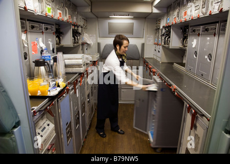 Mitglied der Kabinenbesatzung arbeiten in der Küche auf einem Gulf Air Airbus A330 Flugzeug während des Fluges nach Bahrain aus London. (45) Stockfoto