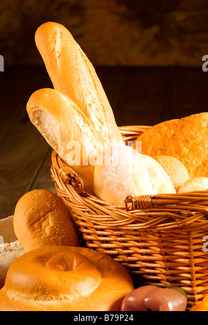 Verschiedene gebackene Brot oder Brot in Zuckerrohr-Korb. Stockfoto