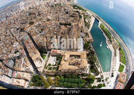 Blick über die Stadt von Palma De Mallorca mit gotischen Kathedrale, Parque de mar Stockfoto