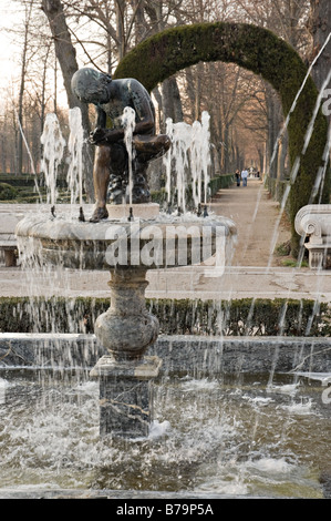 Statue eines jungen entfernen einen Thron aus seinem Fuß - Jardin De La Isla, Aranjuéz, Spanien Stockfoto