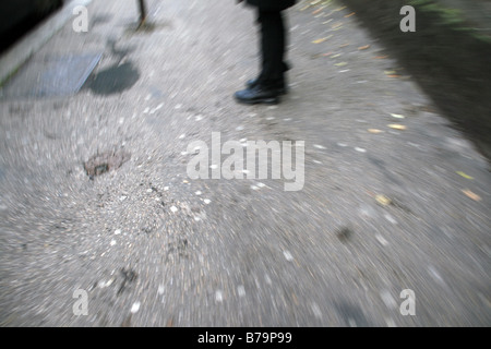 eine Person schnell Füße Beine auf Straße in der Stadt Stockfoto